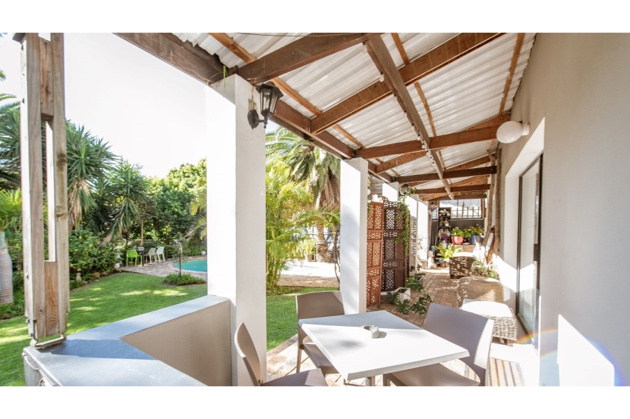 5 Bedroom Property for Sale in Green Point Western Cape